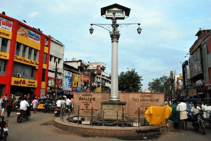 Vilakutoon lamp post monument — British civic revolution in Madurai